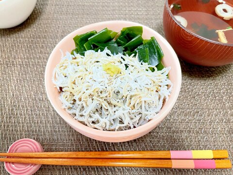 釜揚げしらすと生わかめ丼